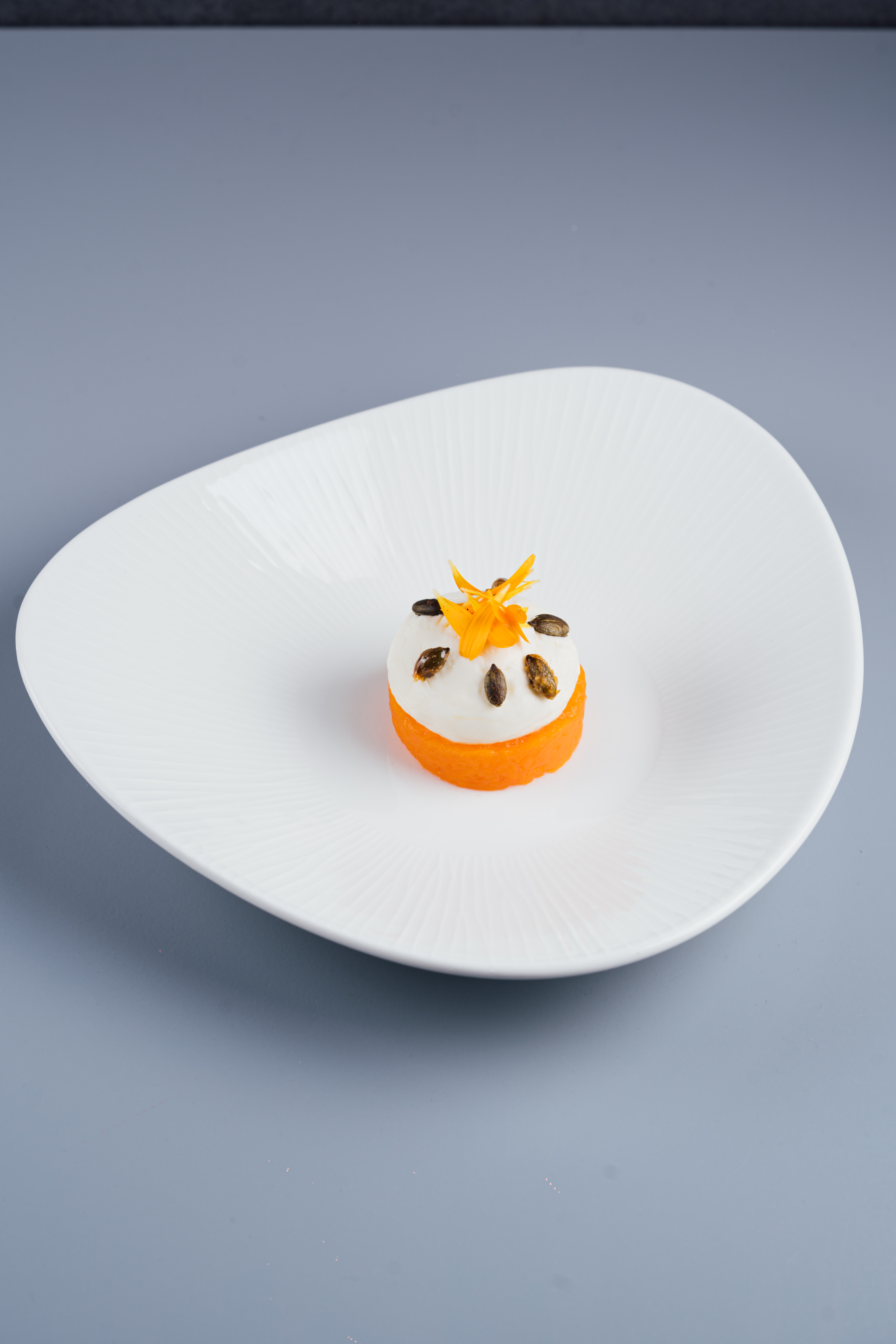 Quibebé de calabaza, espuma de queso y flores